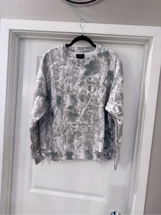 Lily & Lottie Sweaters - Lily & Lottie Faded Camo Crewneck Size Small White Turquoise Long Sleeve NEW